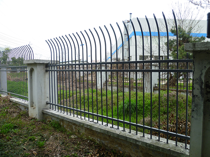 宁波某公司工厂锌钢围墙护栏272米